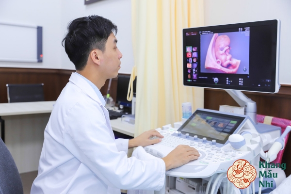 Mang thai bị ra máu màu nâu nhưng không đau bụng có cần lo lắng không?